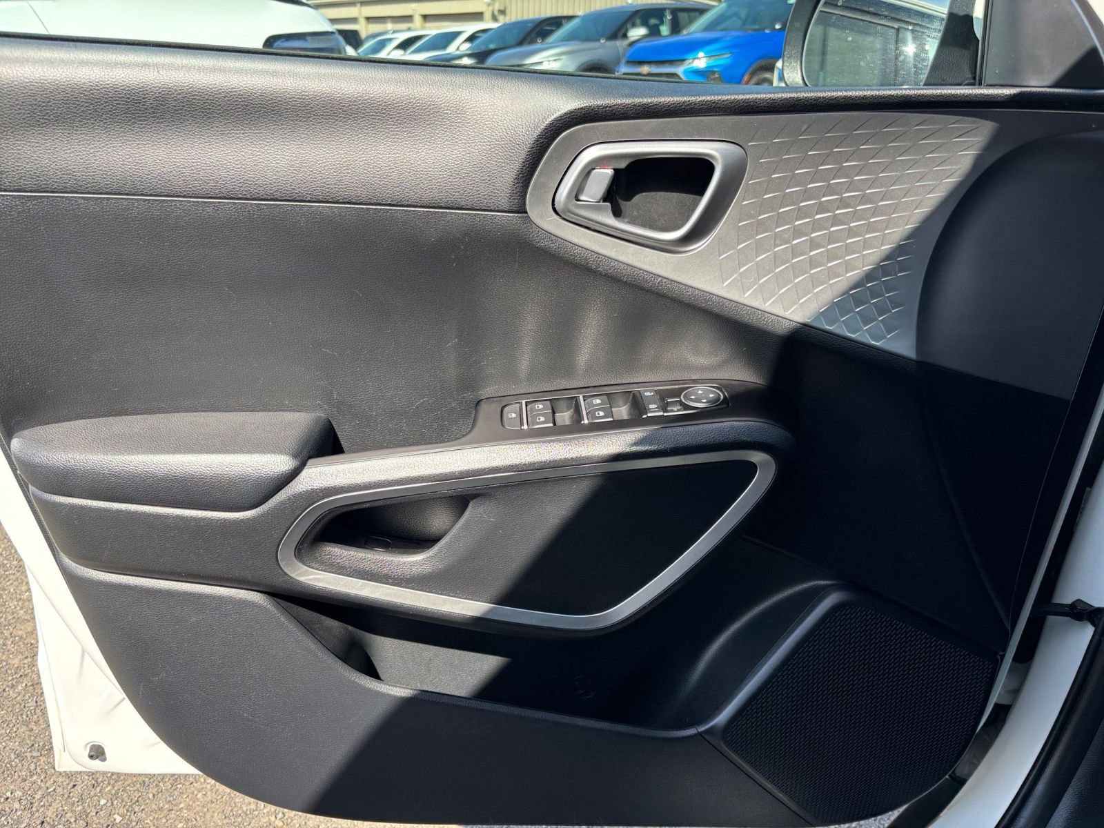 Used 2025 Kia Soul LX w/ LX Technology Package FWD image 18