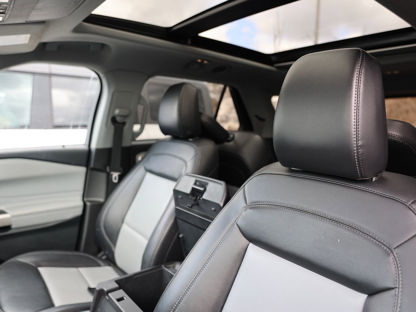 Used 2023 Ford Explorer XLT w/ Equipment Group 202A image 9