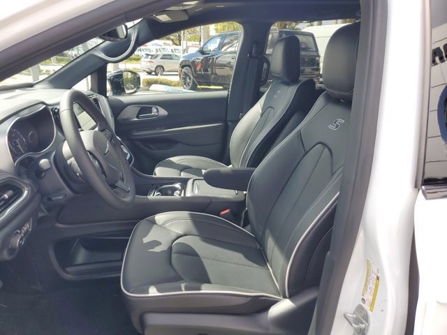 New 2026 Chrysler Pacifica Limited FWD image 12