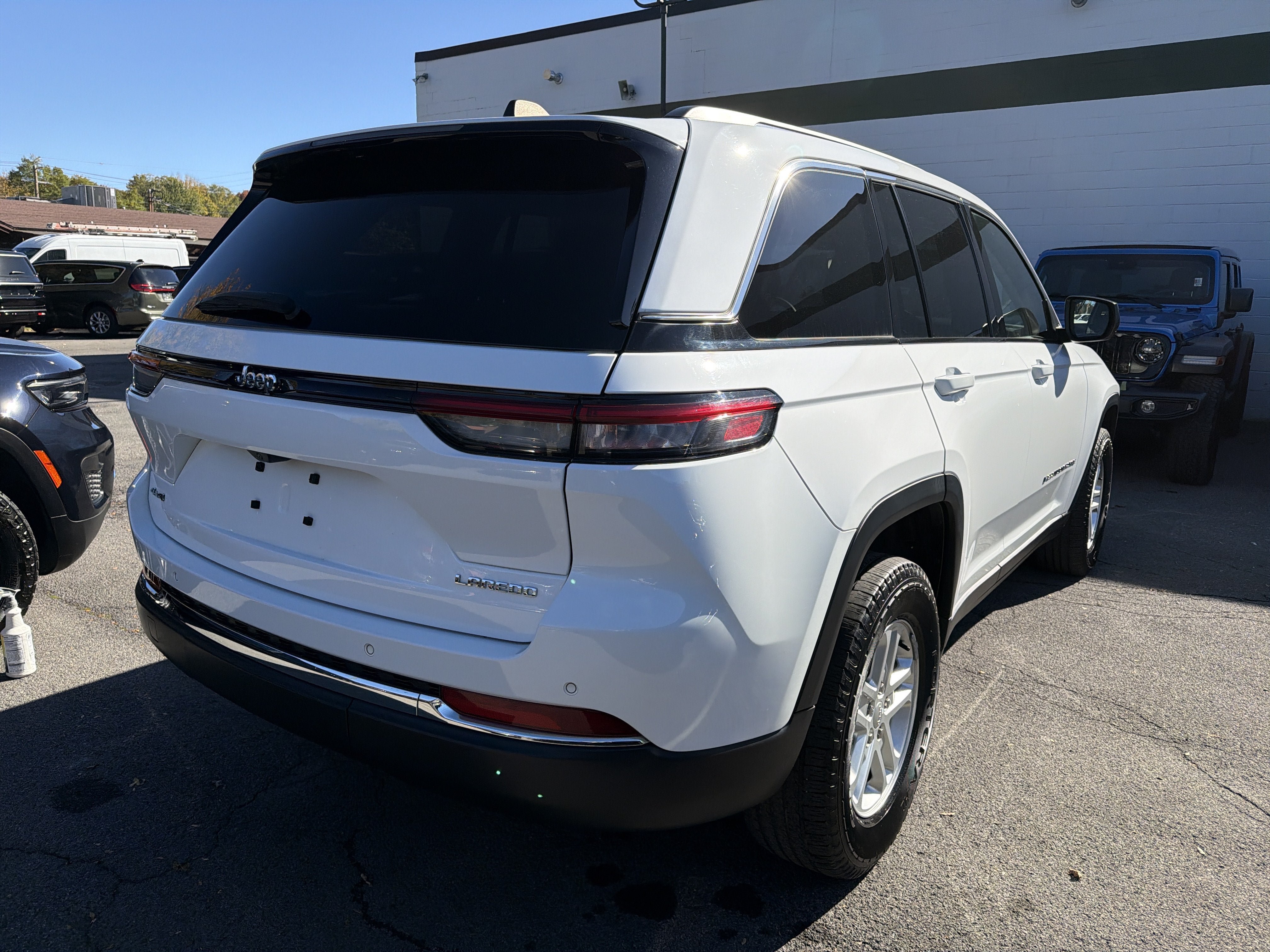 Used 2023 Jeep Grand Cherokee Laredo w/ Luxury Tech Group I AWD/4WD image 7