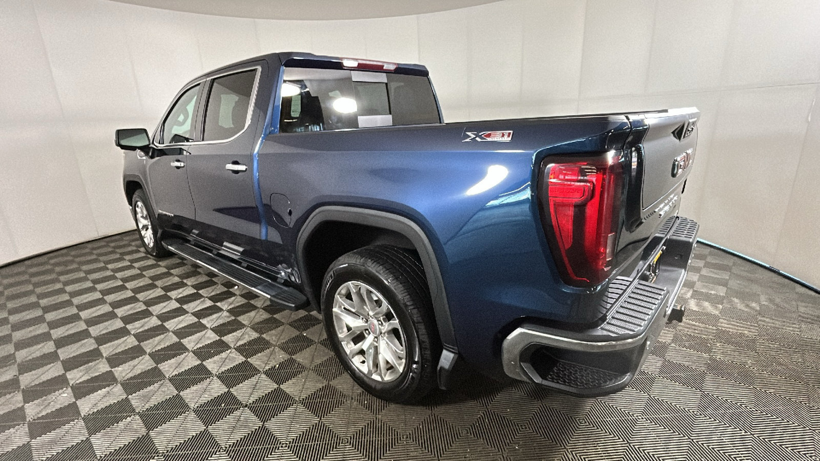 Used 2021 GMC Sierra 1500 SLT w/ SLT Premium Plus Package AWD/4WD image 5