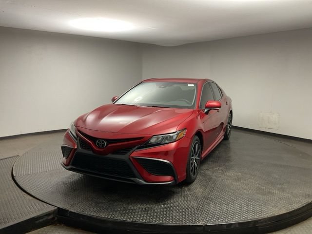 Used 2023 Toyota Camry SE FWD image 3