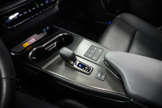 Certified 2025 Lexus UX 300h FWD w/ Accessory Package (Z2) image 17