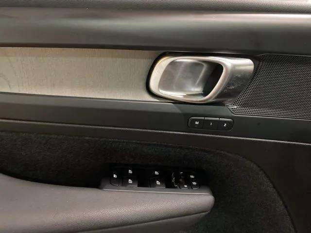 Used 2025 Volvo XC40 B5 Plus image 32