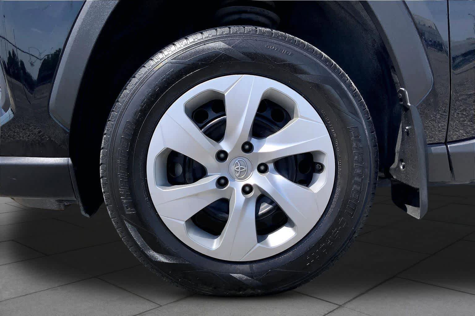 Used 2022 Toyota RAV4 LE FWD image 11