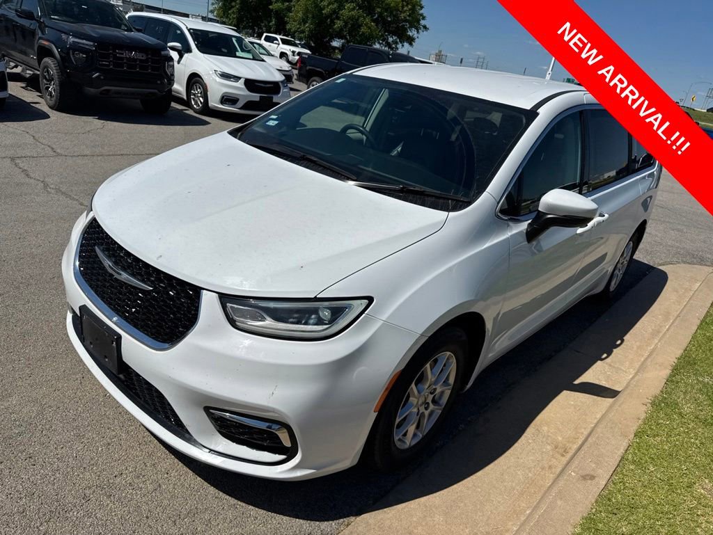 Used 2023 Chrysler Pacifica Touring-L FWD image 3