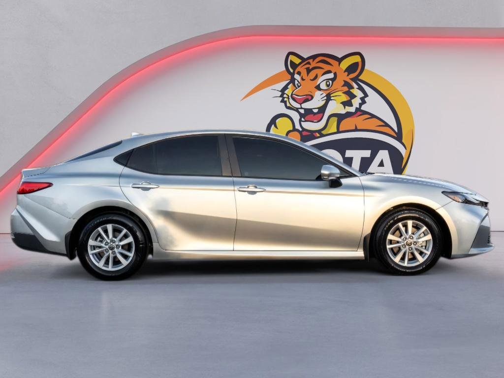 Used 2025 Toyota Camry LE image 4