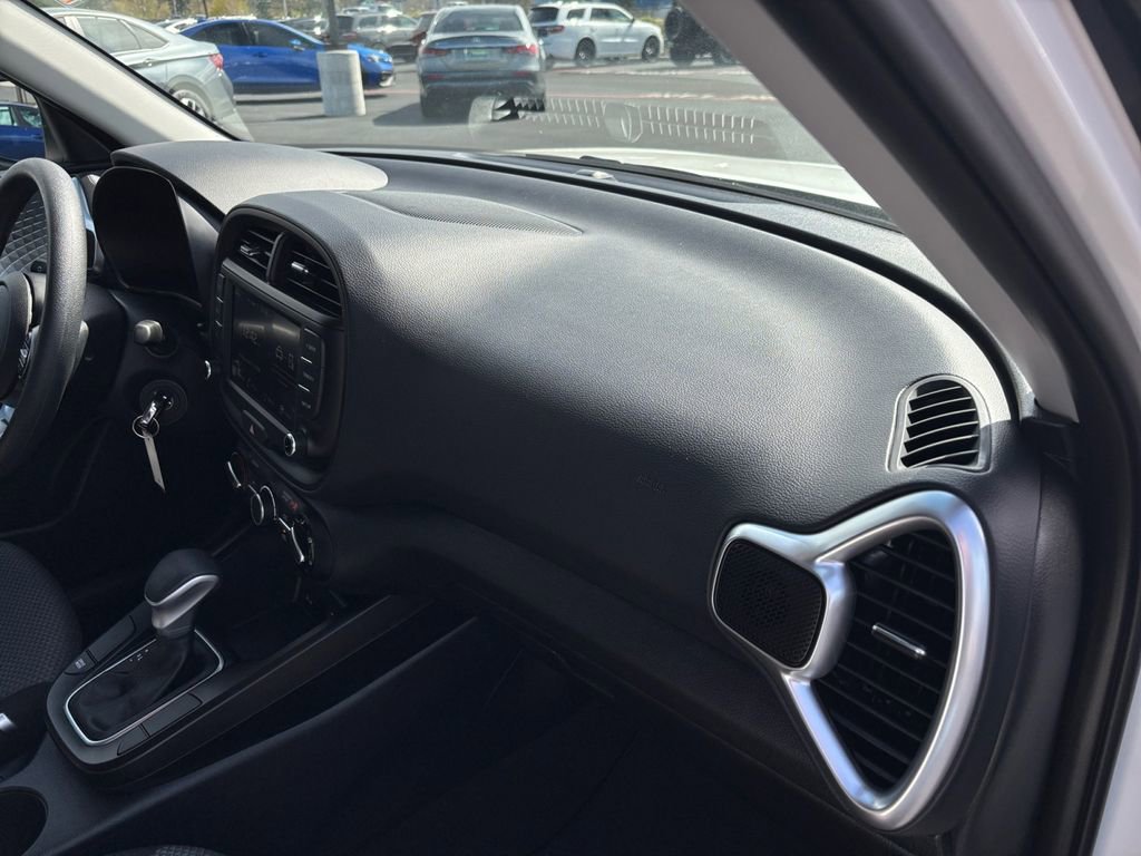 Used 2025 Kia Soul LX FWD image 27