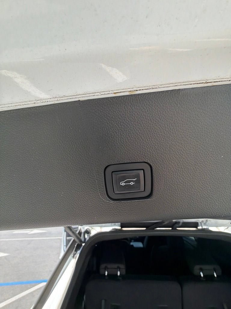 Used 2023 Chevrolet Traverse LT w/ Rear Camera Mirror Package AWD/4WD image 14