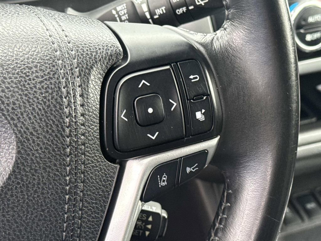 Used 2017 Toyota Highlander XLE image 26