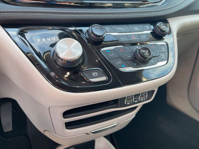 Used 2023 Chrysler Pacifica Touring-L AWD/4WD image 24