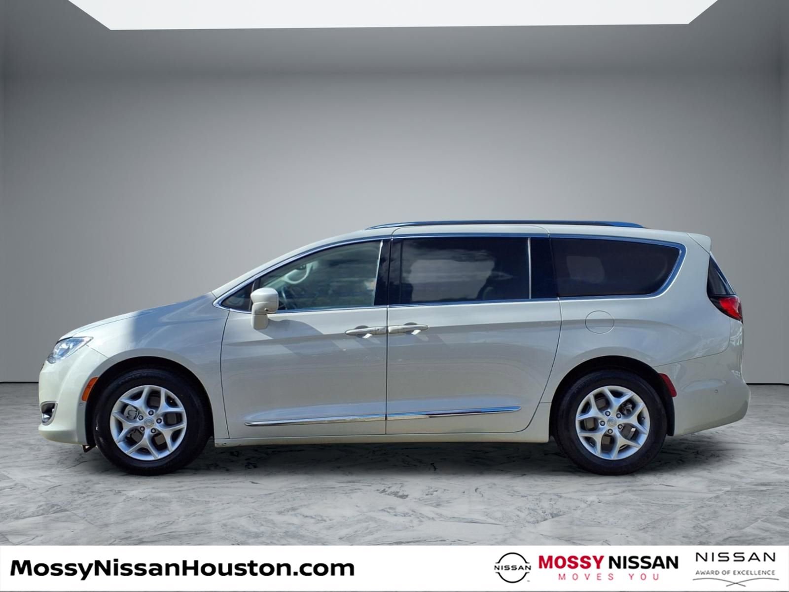 Used 2020 Chrysler Pacifica Touring-L Plus w/ Tire & Wheel Group image 5