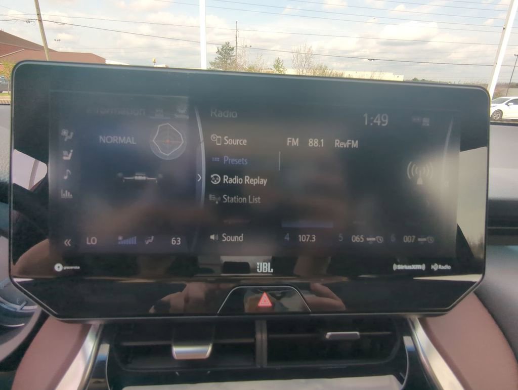 Used 2021 Toyota Venza Limited w/ Carpet Mat Package (TMS) image 17