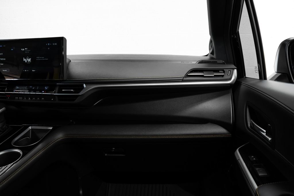 Used 2025 Toyota Sienna XLE Woodland Edition image 29