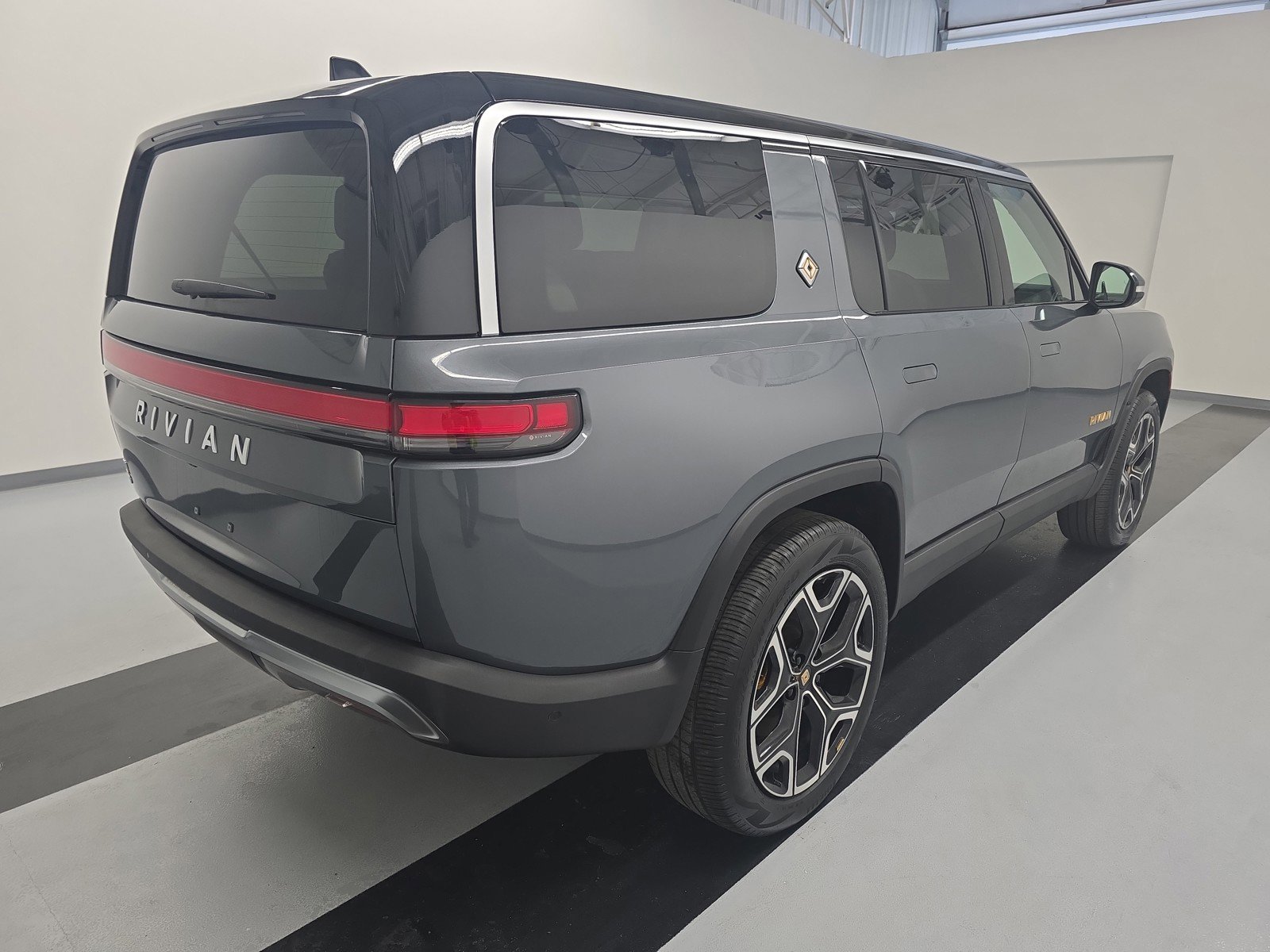 Used 2023 Rivian R1S Adventure AWD/4WD image 5