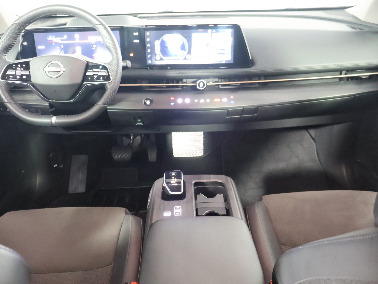 Used 2024 Nissan Ariya AWD image 26