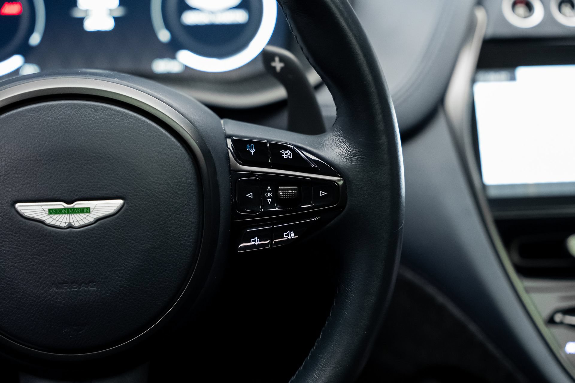 Used 2021 Aston Martin DBX AWD/4WD image 44