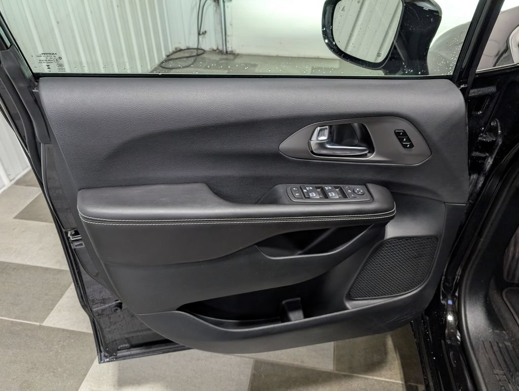 Used 2027 Chrysler Pacifica Limited FWD image 14