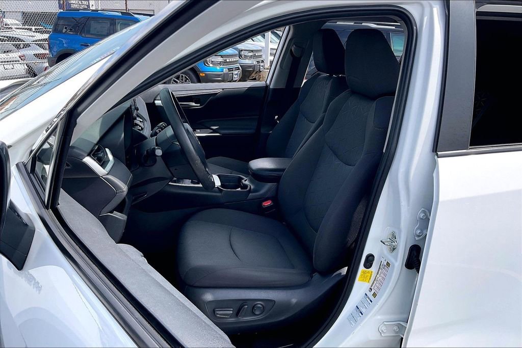 Used 2021 Toyota RAV4 XLE w/ Carpet Mat Package (TMS) AWD/4WD image 23