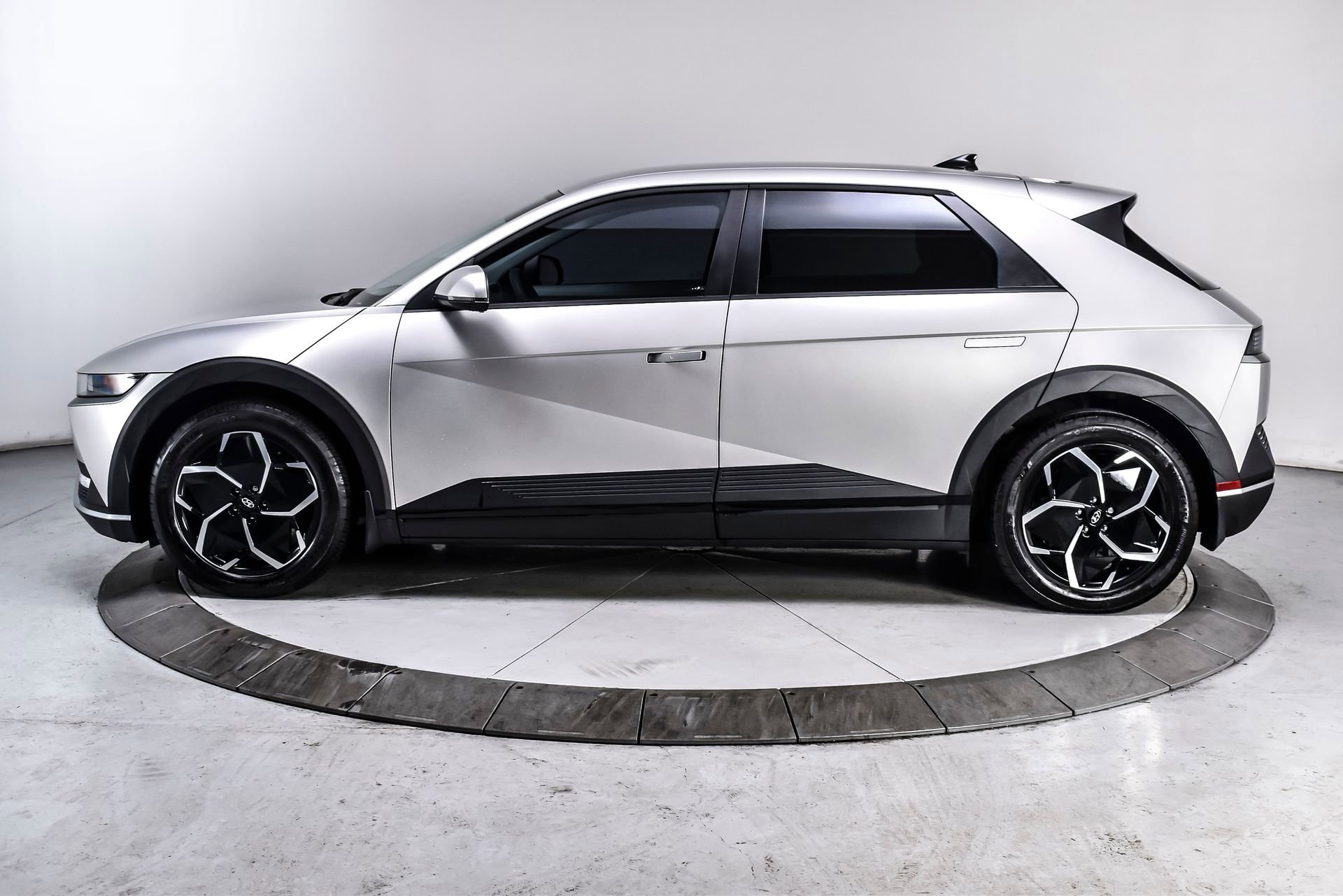 Used 2024 Hyundai Ioniq 5 SEL AWD/4WD image 3