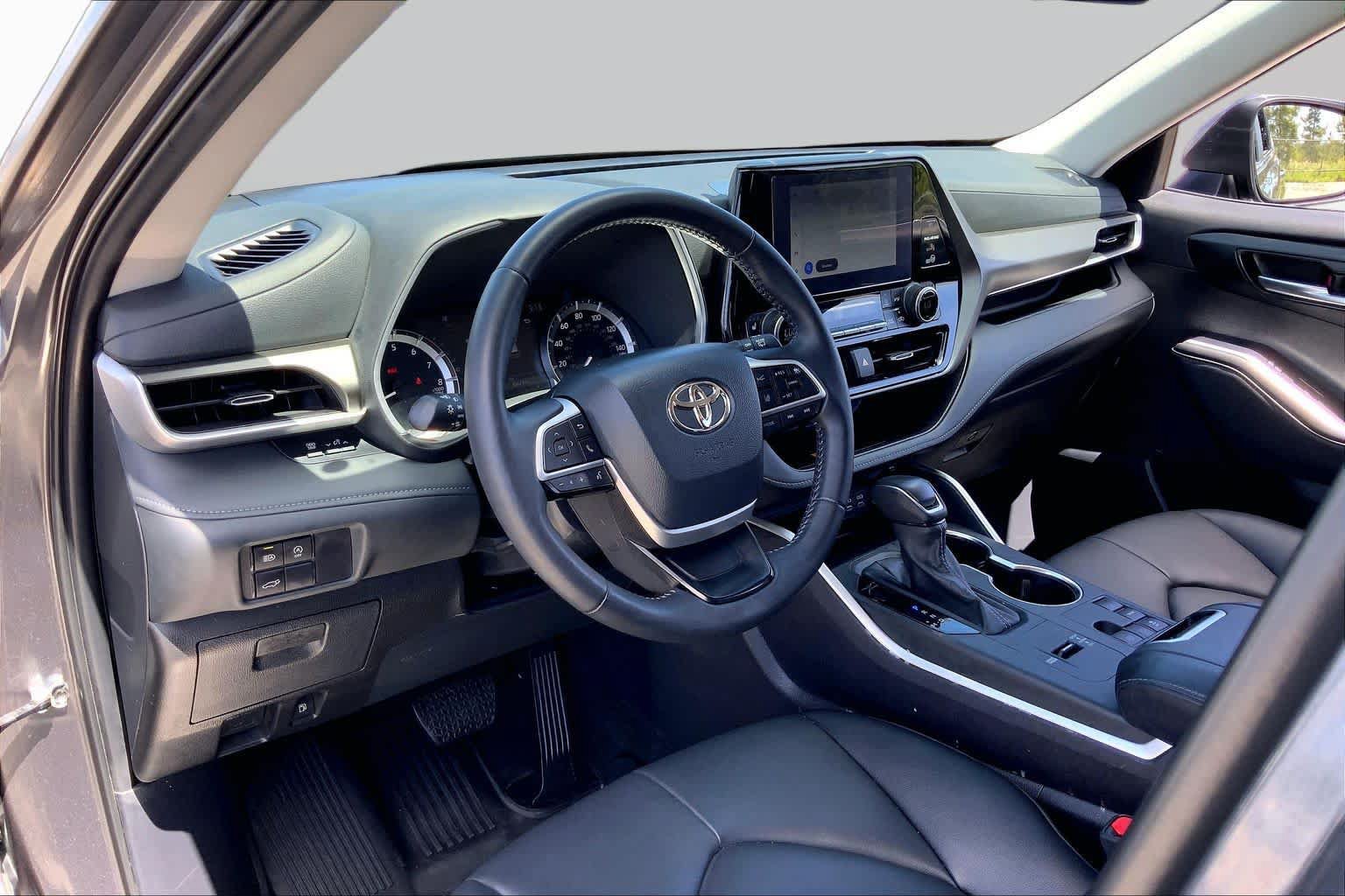 Used 2024 Toyota Highlander XLE FWD image 17