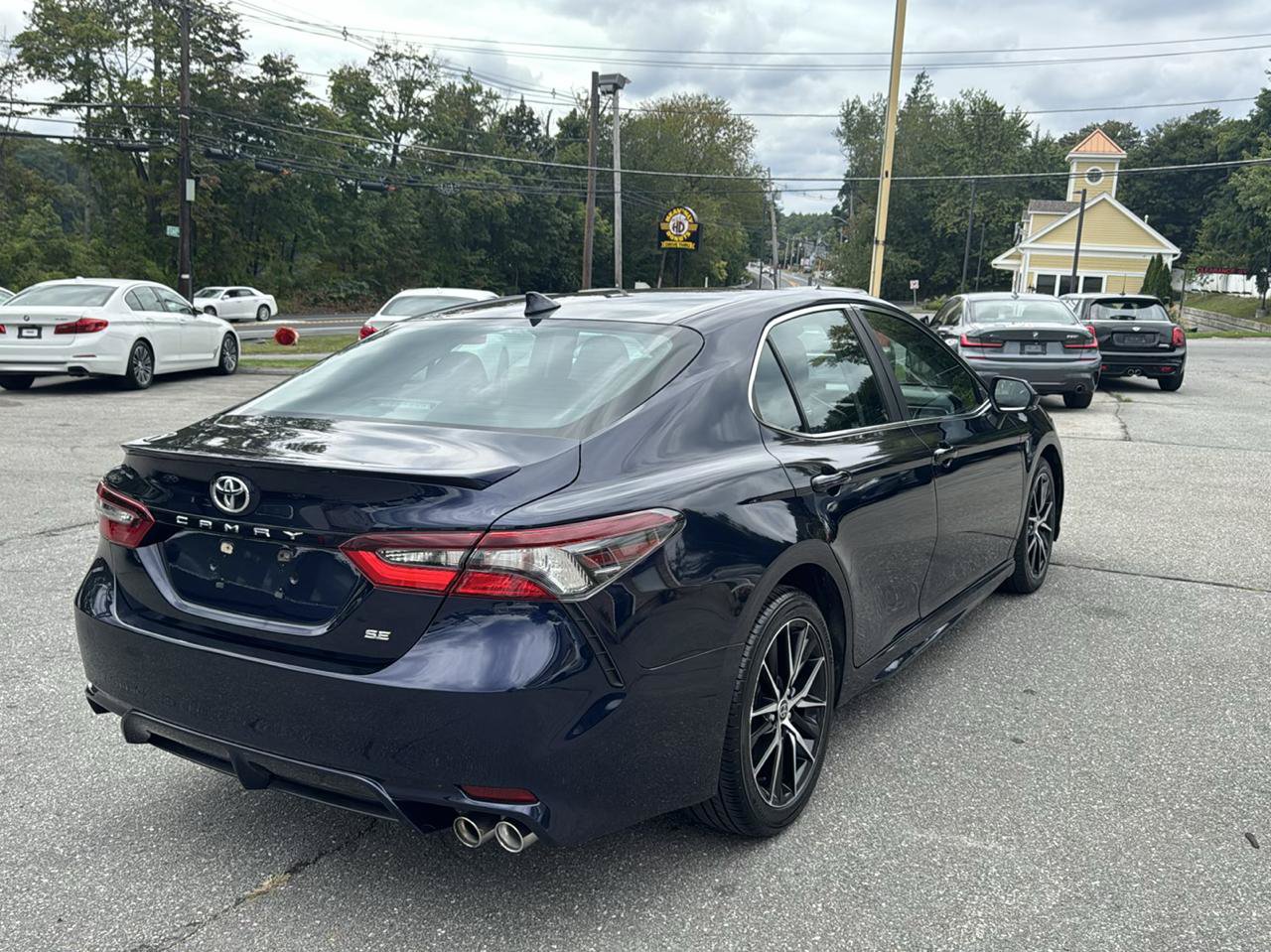 Used 2022 Toyota Camry SE FWD image 8