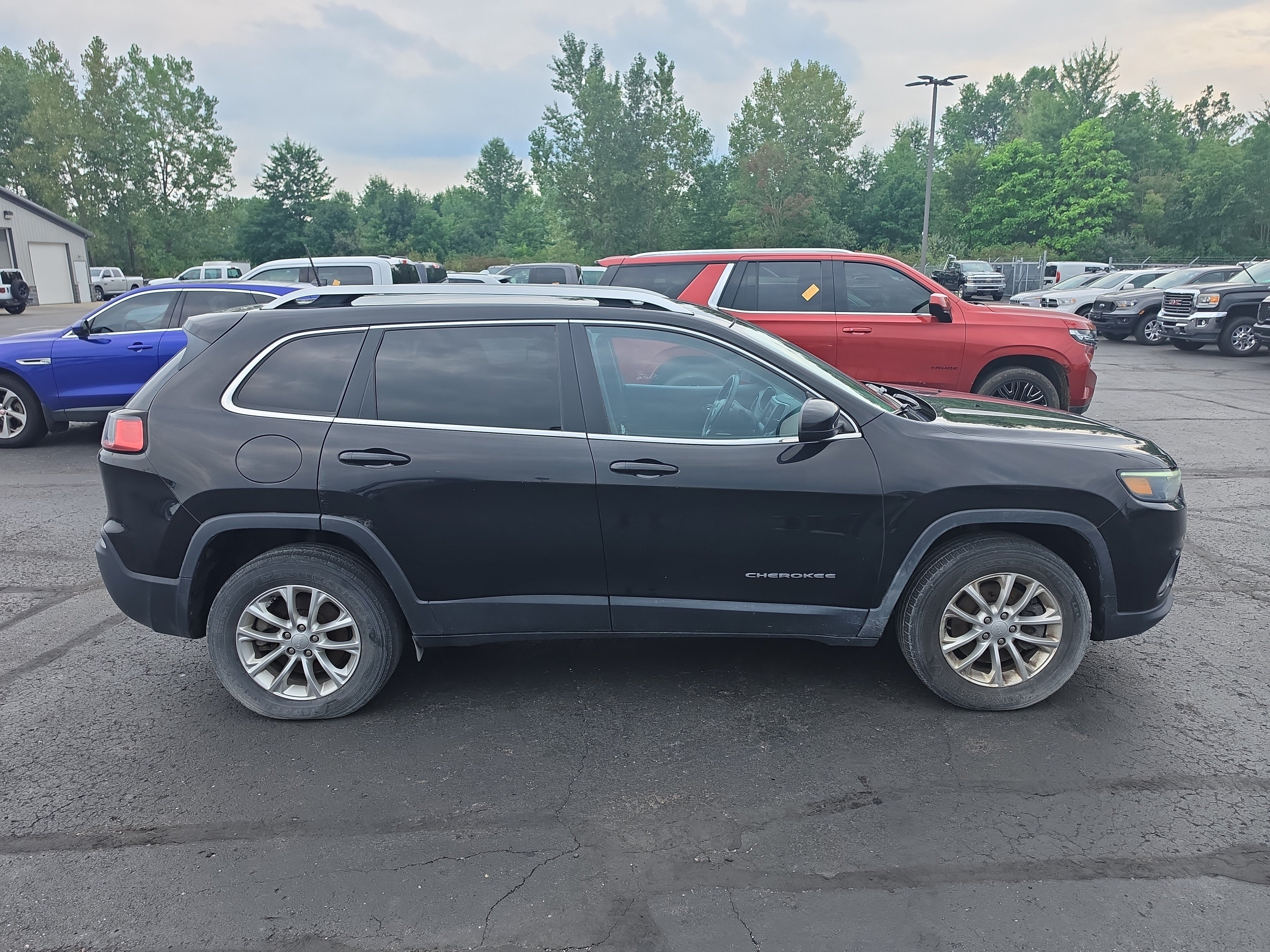 Used 2019 Jeep Cherokee Latitude w/ Popular Appearance Group AWD/4WD image 2