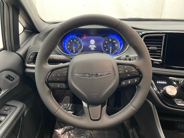 Used 2025 Chrysler Pacifica Limited image 13