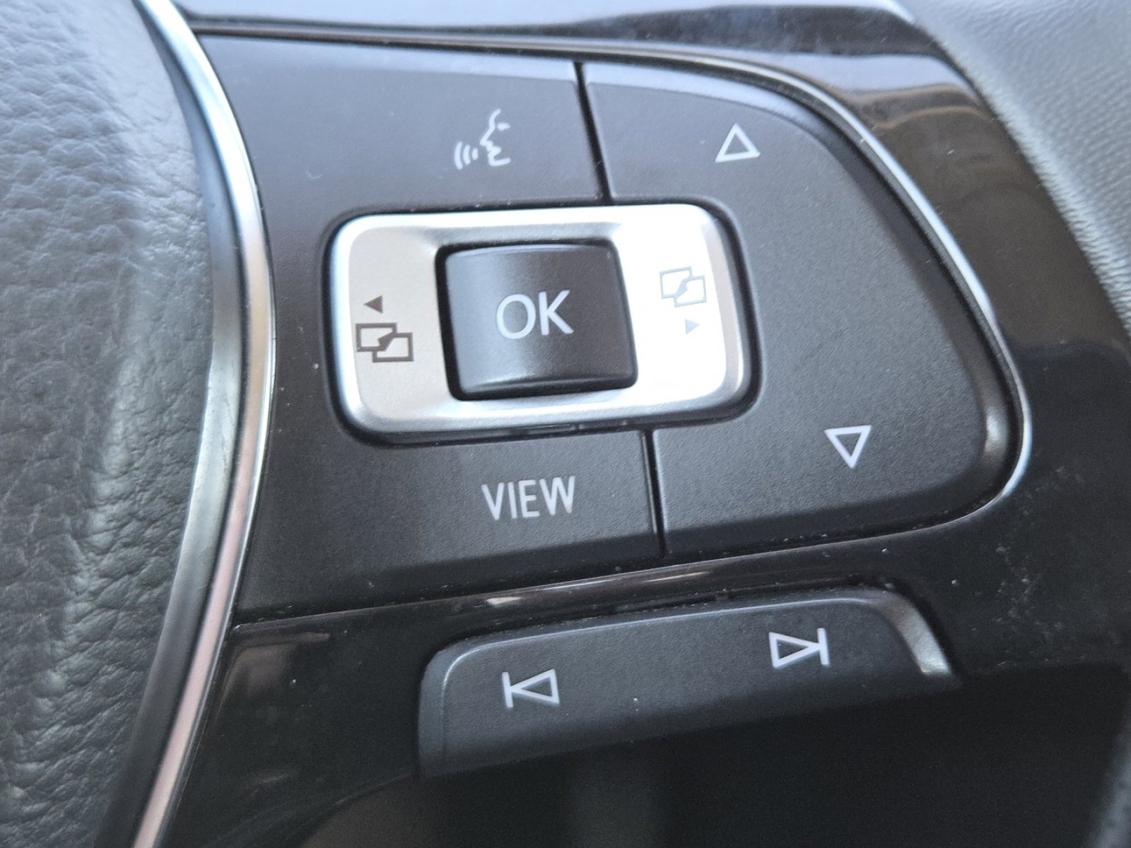 Used 2020 Volkswagen Tiguan SE image 29