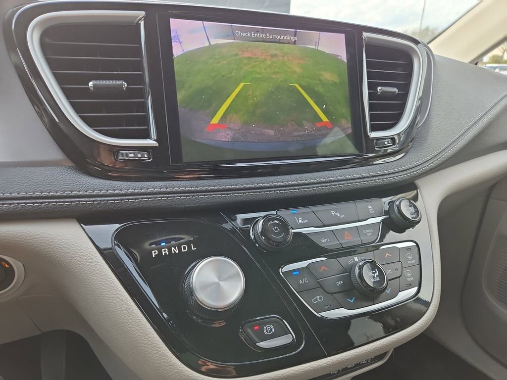 Used 2023 Chrysler Pacifica Touring-L image 18