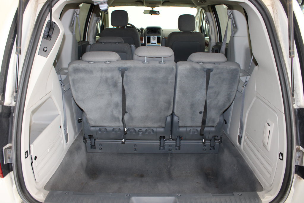 Used 2009 Chrysler Town & Country Touring FWD image 7