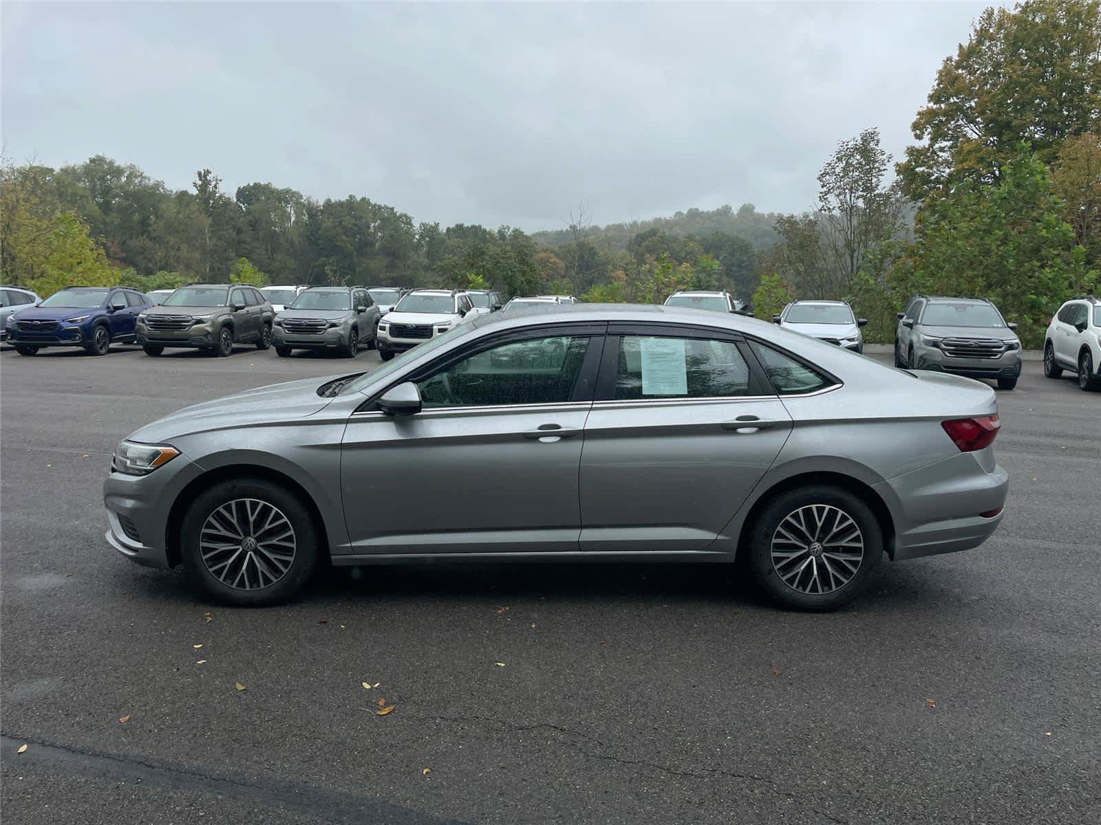 Used 2020 Volkswagen Jetta SE w/ SE Cold Weather Package FWD image 2