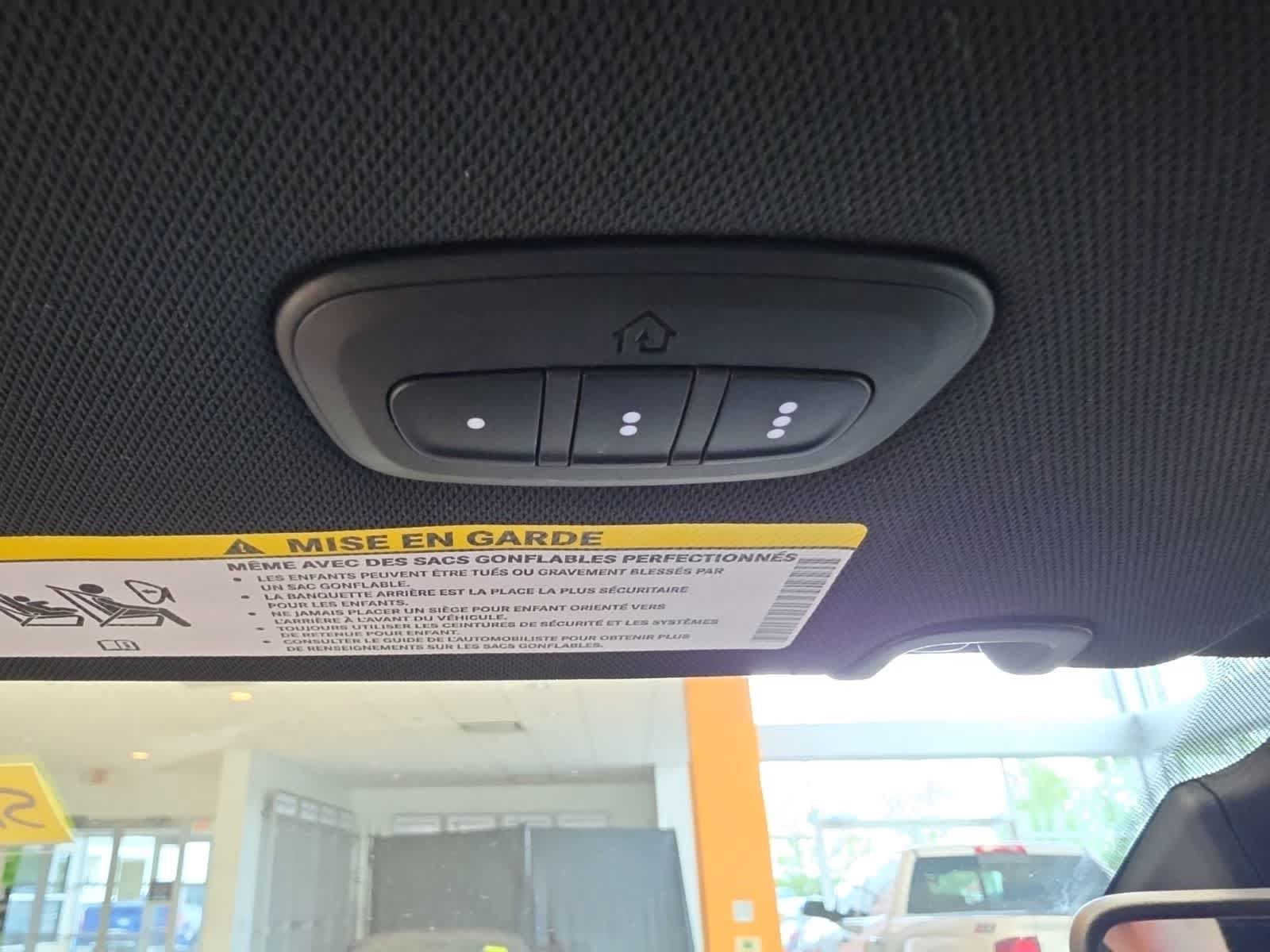 Used 2025 Chrysler Pacifica Limited FWD image 30