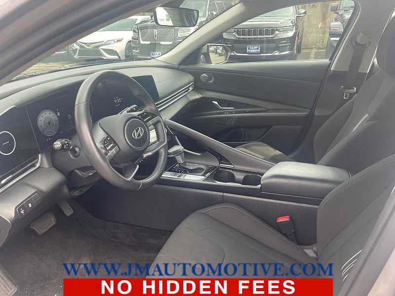 Used 2025 Hyundai Elantra SEL FWD image 2