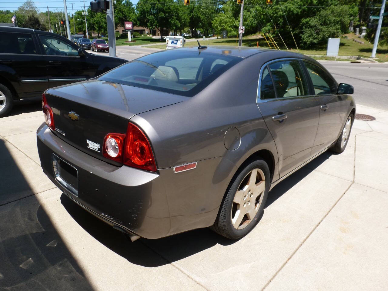 Used 2010 Chevrolet Malibu LT w/ HFV6 Engine Package FWD image 2