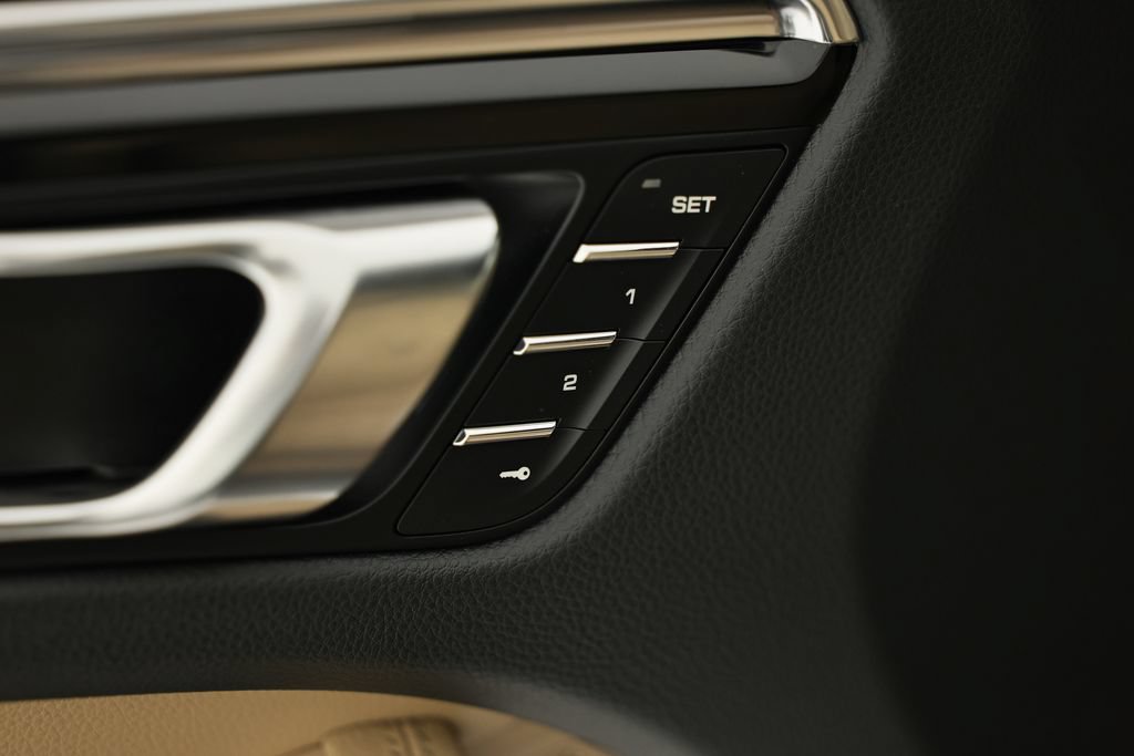 Certified 2026 Porsche Macan AWD/4WD image 20