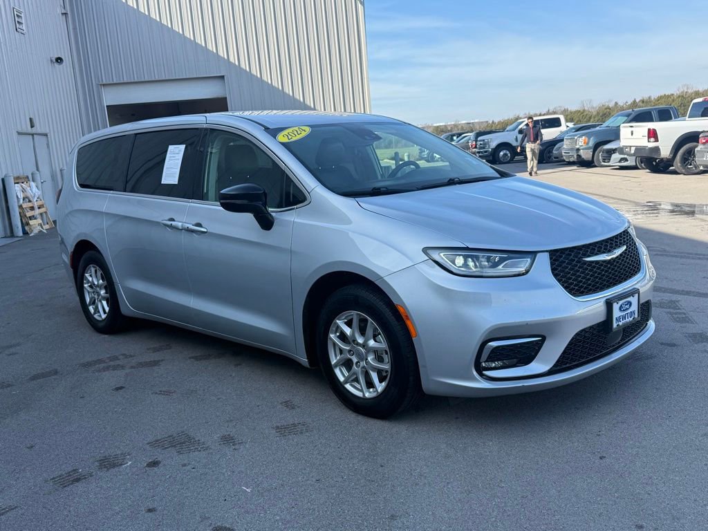 Used 2024 Chrysler Pacifica Touring-L image 2