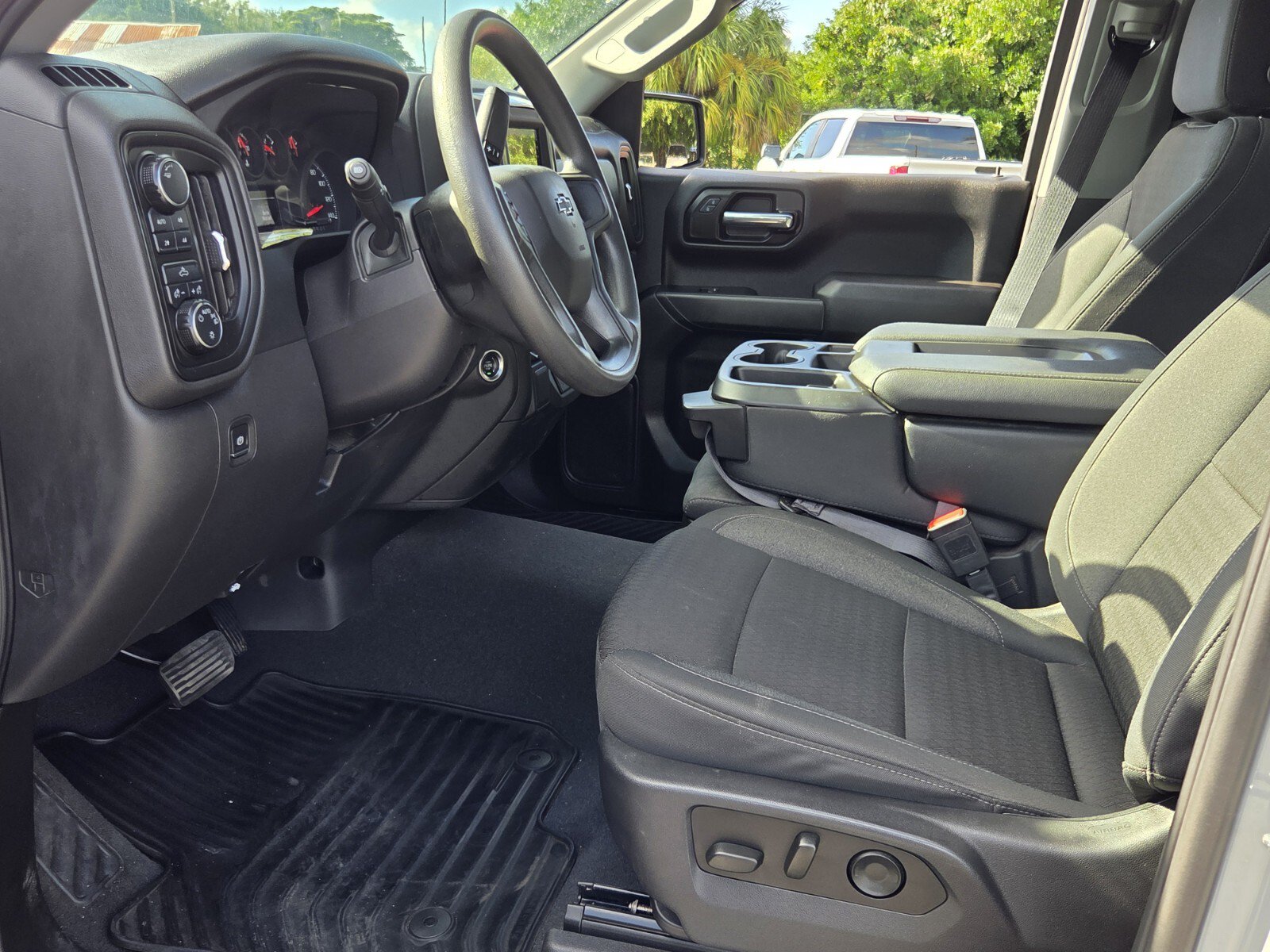 Used 2025 Chevrolet Silverado 1500 Custom Trail Boss w/ Dark Appearance Package AWD/4WD image 9