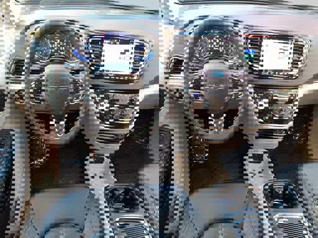 Used 2024 Chrysler Pacifica Touring-L image 11