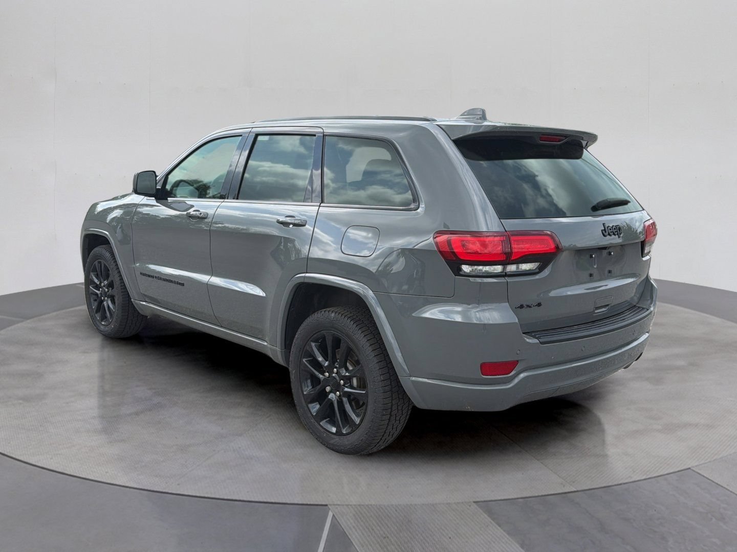 Used 2022 Jeep Grand Cherokee Laredo X AWD/4WD image 3