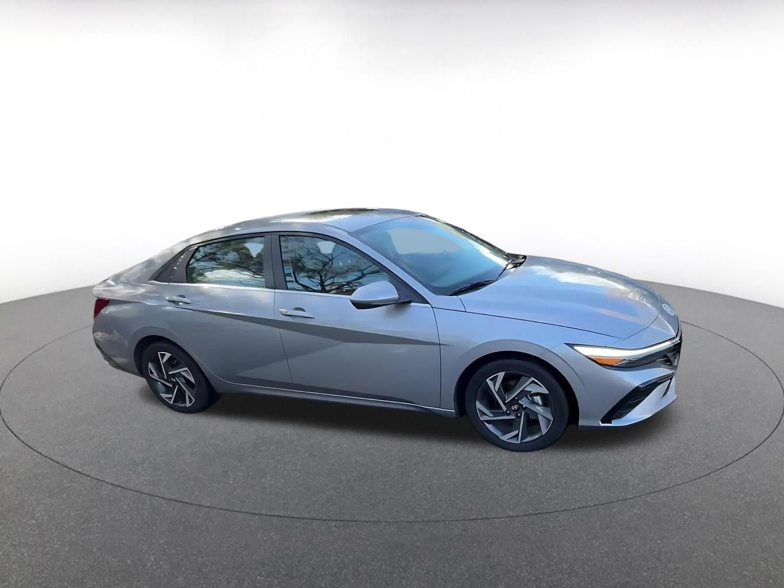 Used 2025 Hyundai Elantra SEL image 2