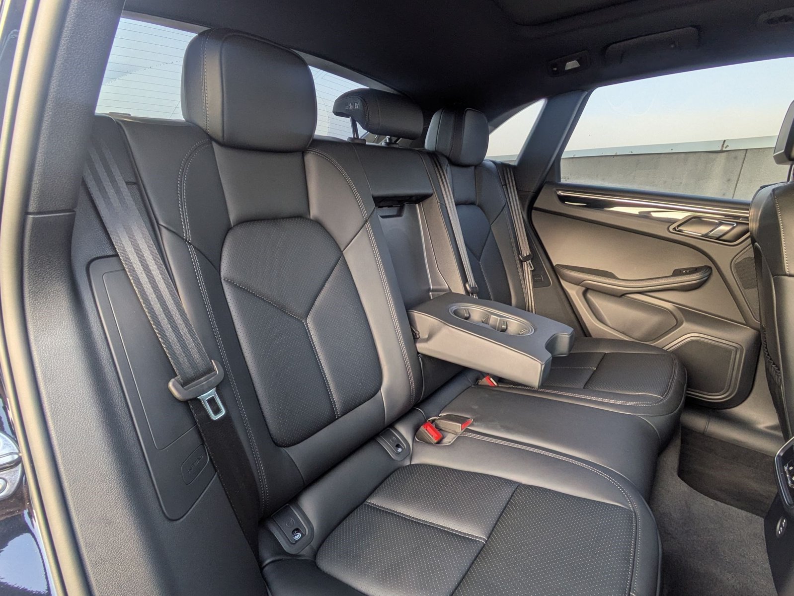 Certified 2025 Porsche Macan S AWD/4WD image 24