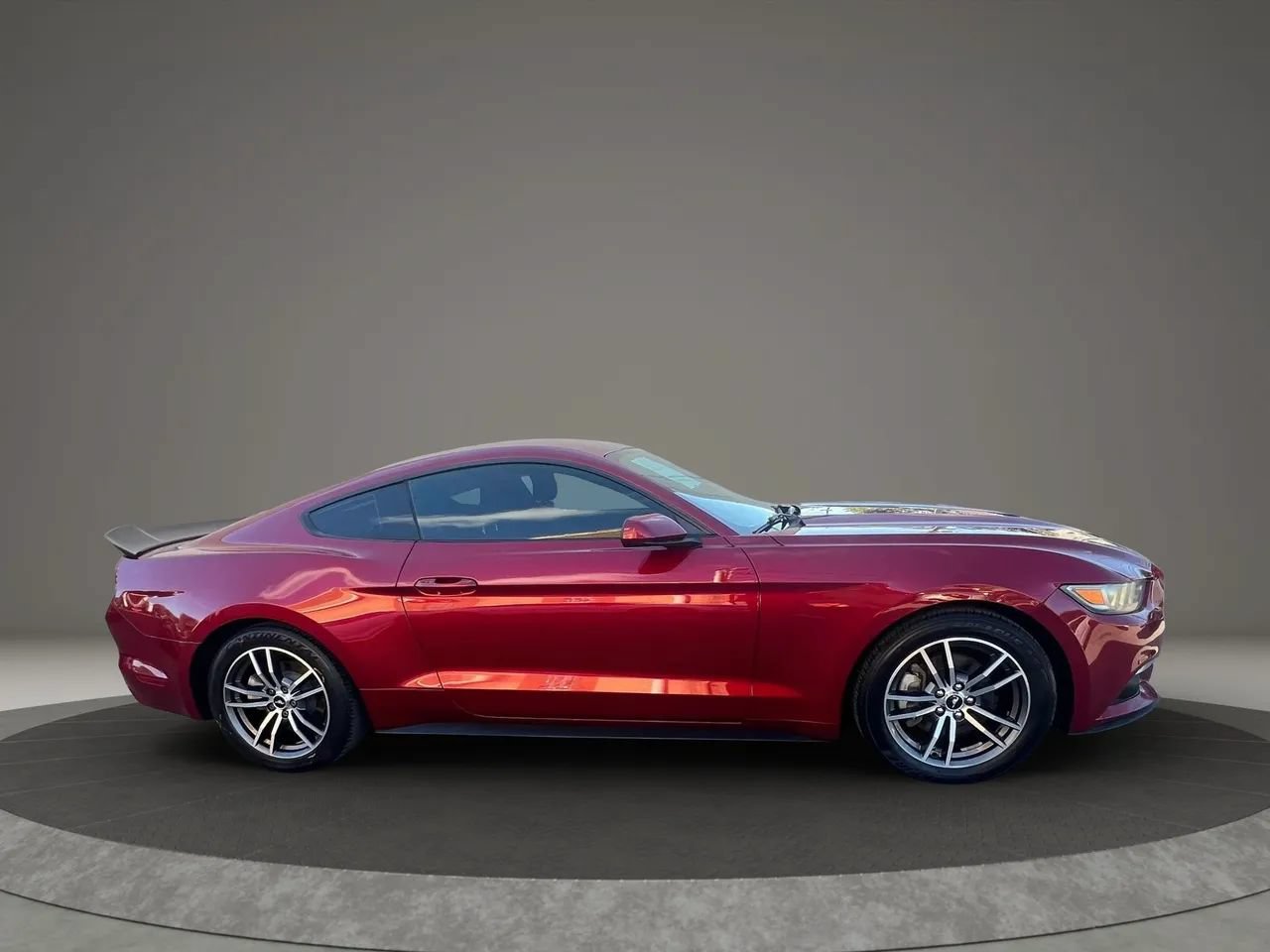 Used 2017 Ford Mustang Coupe RWD image 4