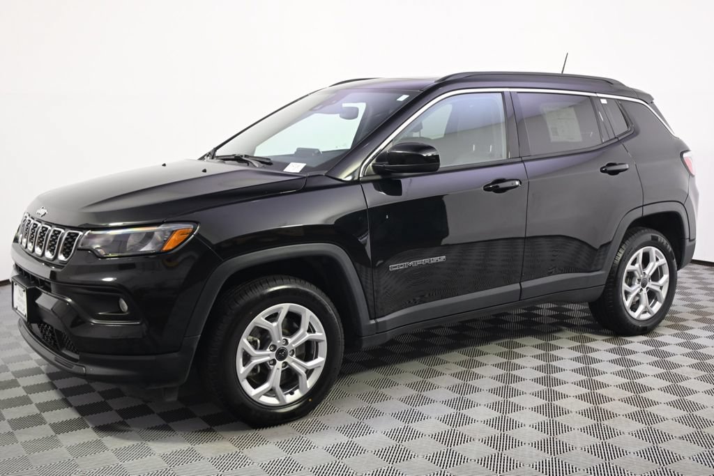 Used 2025 Jeep Compass Latitude w/ Sun & Sound Group AWD/4WD image 2