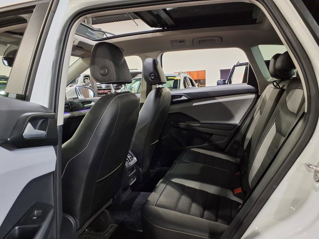 Used 2022 Volkswagen Taos SEL image 16