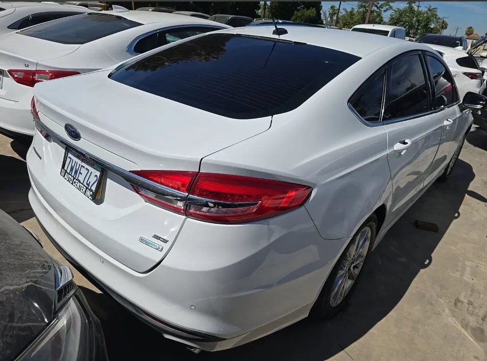 Used 2017 Ford Fusion SE w/ Fusion SE Technology Package FWD image 2