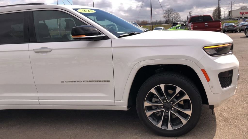 Used 2023 Jeep Grand Cherokee L Overland w/ Advanced Protech Group III AWD/4WD image 2