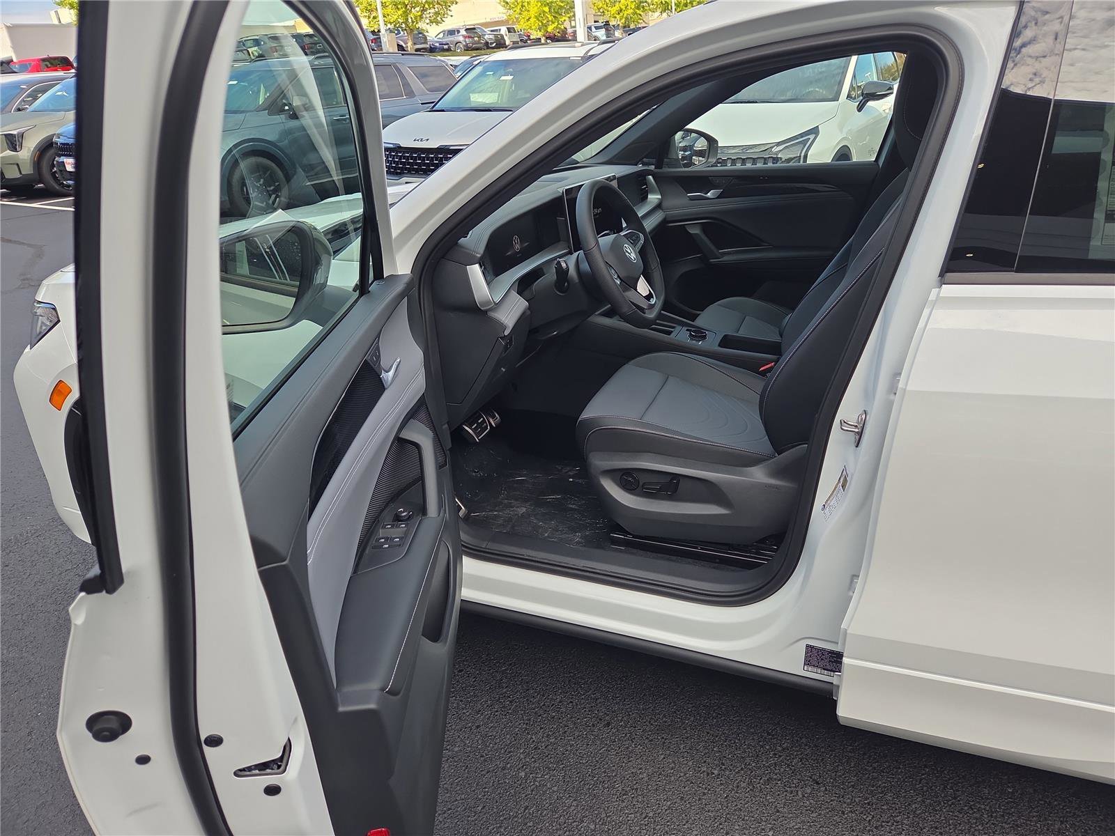 New 2025 Volkswagen Tiguan SE R-Line image 9