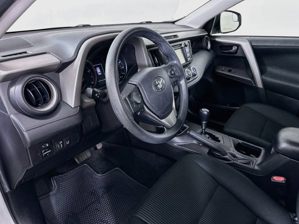 Used 2018 Toyota RAV4 LE FWD image 9