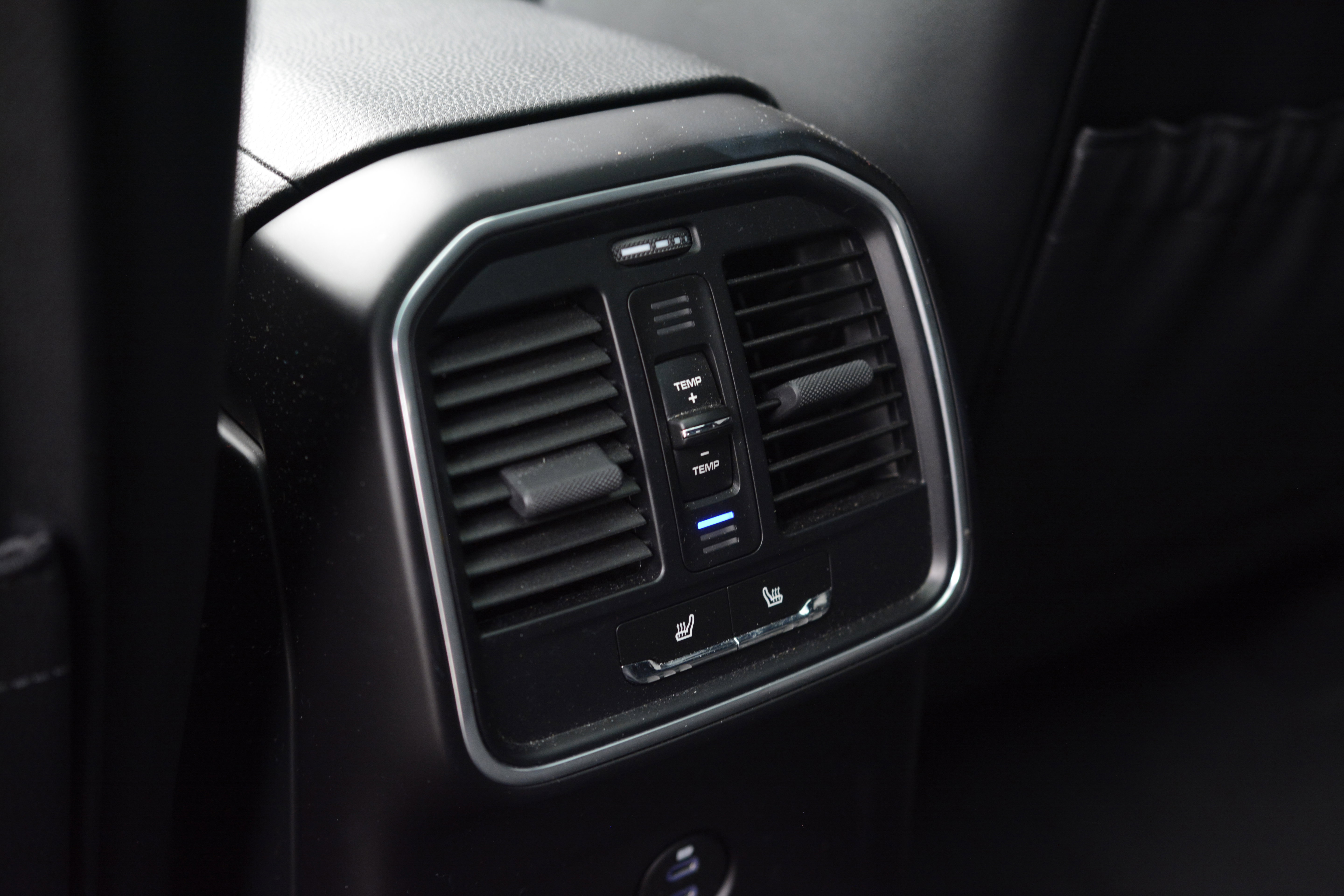 Certified 2020 Porsche Macan AWD/4WD image 33